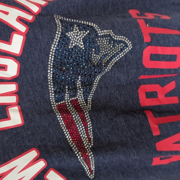 NFL Team Apparet New England Patriots Embellished V Neck Tee Shirt M Blue Red - Picture 6 of 16